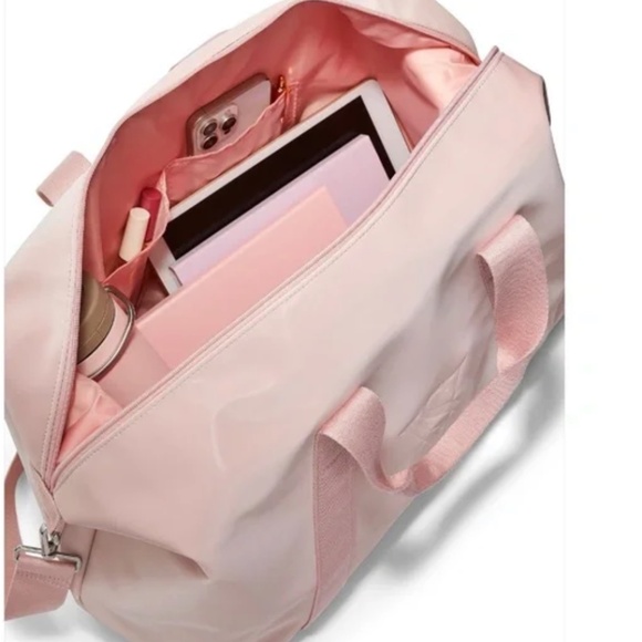 🎁NWT Victoria's Secret 2025 Metallic Pink Duffle Bag - Picture 4 of 11